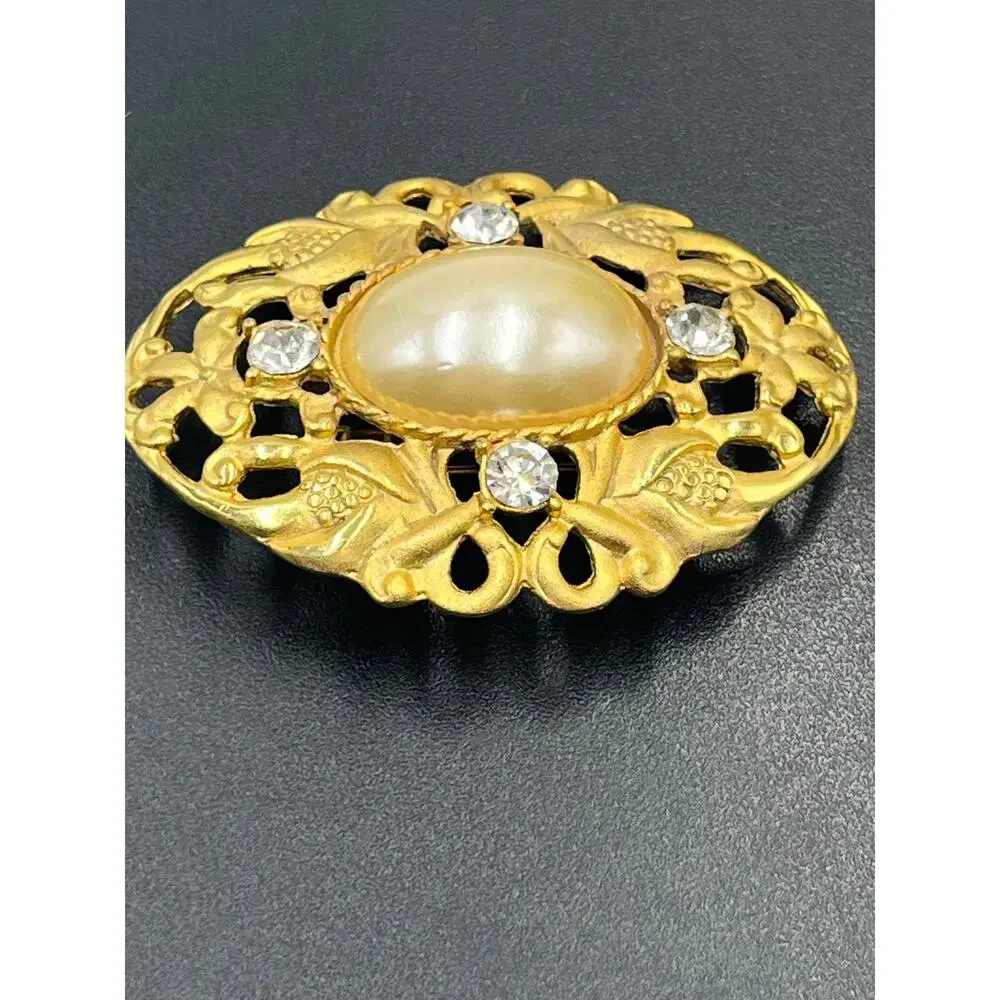 Victorian Vintage Faux White‎ Pearl Gold Tone Filigree Oval Rhinestone Brooch